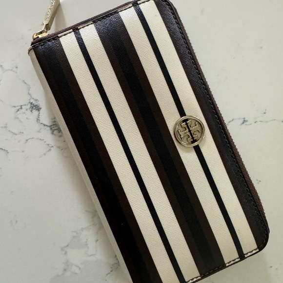 Zipper wallet no longer available. - Picture 2 of 4